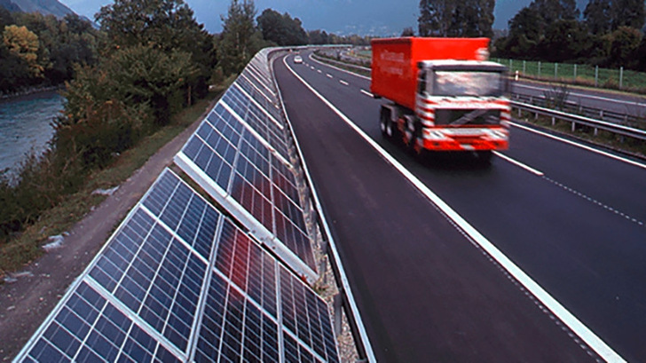 Lärmschutzwände mit Photovoltaik können einen Beitrag zur Energiewende leisten. - © Foto: TNC Consulting

