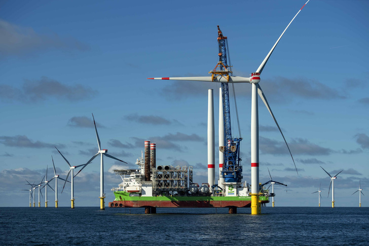 Da wurde noch gebaut – mittlerweile sind alle Windenergieanlagen im Windpark Kaskasi errichtet. - © RWE / Fotograf: Matthias Ibeler
