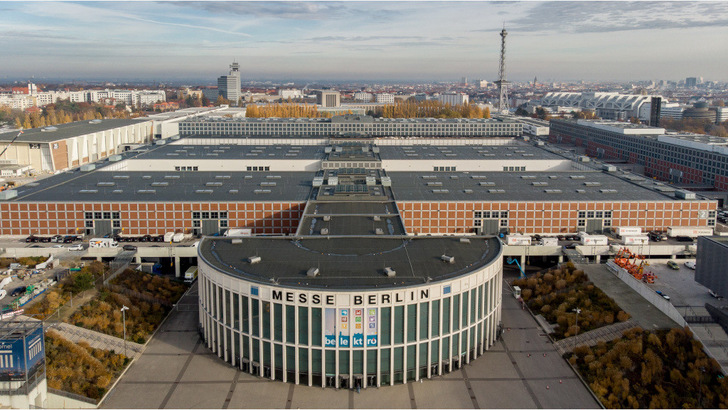 Noch sind die Dächer der Messehallen in Berlin frei. Doch die Betreiberin und die Berliner Stadtwerke wollen das riesige Potenzial für die Photovoltaik heben.