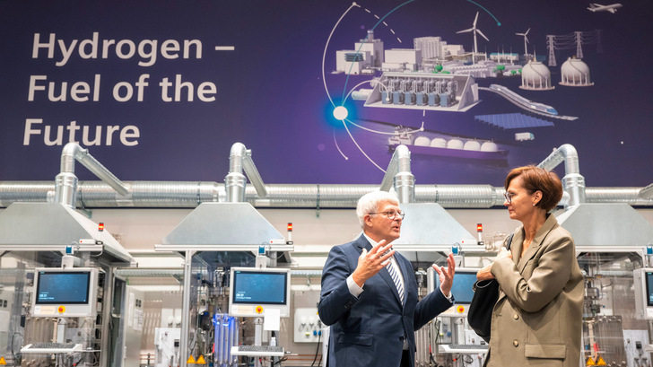 Besuch der Bundesbildungsministerin Bettina Stark-Watzinger bei Siemens Energy in Erlangen im Oktober 2022 - © Foto: BMBF - Hans Joachim Rickel
