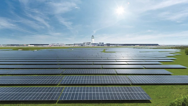 Freiflächen-Photovoltaikprojekte sehen sich aktuell mit der Hürde Steuerrecht konfrontiert. - © Foto: Flughafen Wien AG
