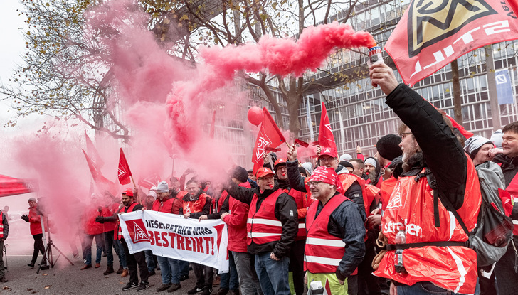 Gewerkschaftsmitglieder aus ganz Deutschland demonstrieren vor der Vestas-Zentrale in Hamburg für die Aufnahme von Tarifverhandlungen