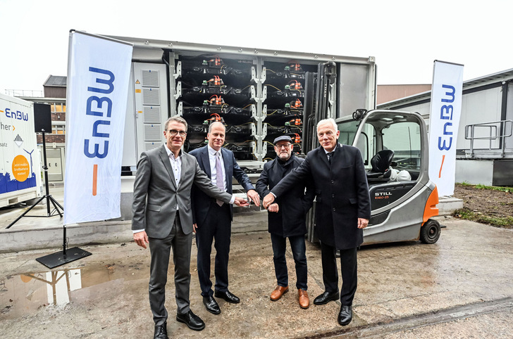 Inbetriebnahme des Second-Life-Batterie-Speichers am EnBW-Kraftwerk Heilbronn (von links): Fred Schulze, Leiter Audi Werk Neckarsulm, Georg Stamatelopoulos, Vorstand Nachhaltige Erzeugungs-Infrastruktur EnBW, Winfried Hermann, Verkehrsminister Baden-Württemberg, Harry Mergel, Oberbürgermeister von Heilbronn.