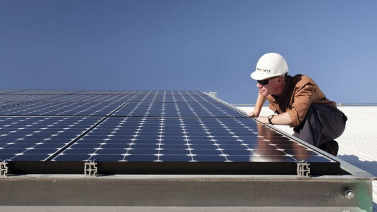 Nicht nur Installateure, sondern auch Ingenieure und andere Interessierte an einer Beschäftigung im Solarsektor finden auf der neuen Plattform einen potenziellen Arbeitgeber. - © Ikratos
