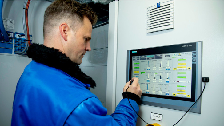 Zunächst mischt Schott dem bisher verwendeten Erdgas bis zu 35 Volumenprozent grünen Wasserstoff bei. Später sollen es mehr werden.