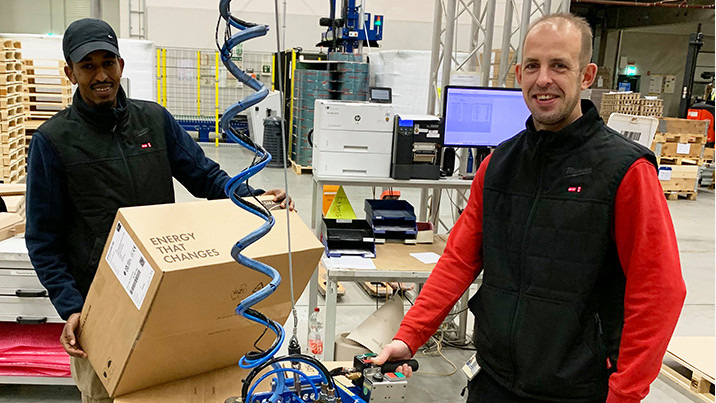 Die Mitarbeiter steuern die Wärme der Kleidung selbst mit einer App. - © SMA
 Die Mitarbeiter steuern die Wärme der Kleidung selbst mit einer App.