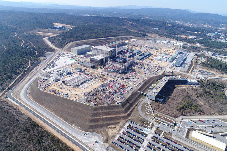Luftbild des ITER-Geländes zur Bauphase (2018) - © wikipedia-CC BY 2.0-Oak Ridge National Laboratory - ITER Site
