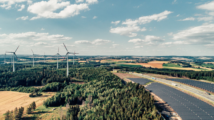 Unternehmen bauen sich inzwischen ihre Solarparks und Windkraftanlagen selbst, um den hohen Energiepreisen zu entkommen und Planungssicherheit zu haben. - © Baywa r.e.
