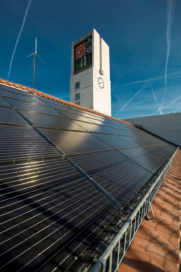 Blick auf die PV Anlage auf dem Dach des Stuttgarter Rathaus. - © SWS
