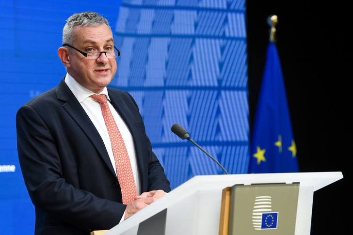 Jozef Sikela, tschechischer Minister für Wirtschaft und Handel, verkündet die Einigung der EU-Minister.