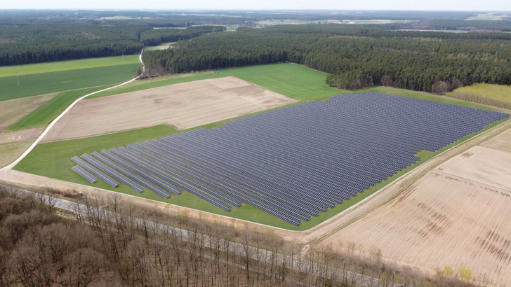 Mit diesem Solarpark in Kammerstein deckt Schaeffler eine Teil seines Strombedarfs ab.