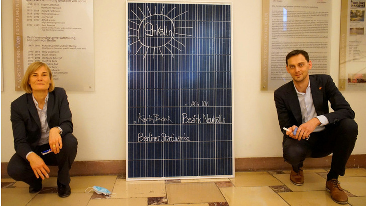Schon im Jahr 2020 haben der Neuköllner Bezirksbürgermeister Martin Hikel und die Stadtwerke-Chefin Kerstin Busch den Bau von neun Solarpaketen vereinbart. Jetzt kommen zwölf weitere Anlage dazu.