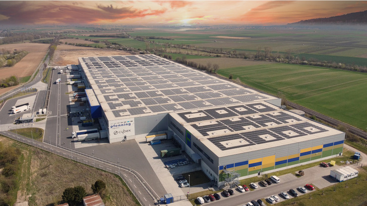 Den Strom aus der neuen Dachanlage verbraucht Pfenning Logistics nicht komplett vor Ort. Die Überschüsse fließen virtuell in andere Niederlassungen des Unternehmens. - © Spacemedia
 Den Strom aus der neuen Dachanlage verbraucht Pfenning Logistics nicht komplett vor Ort. Die Überschüsse fließen virtuell in andere Niederlassungen des Unternehmens.