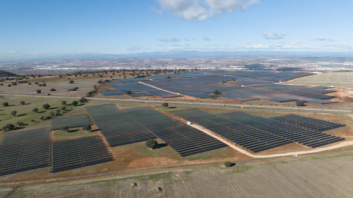 Der Solarpark Casa Valdes steht in der Nähe von Madrid. Zwei weitere Projekte sind schon im Bau. - © RWE
