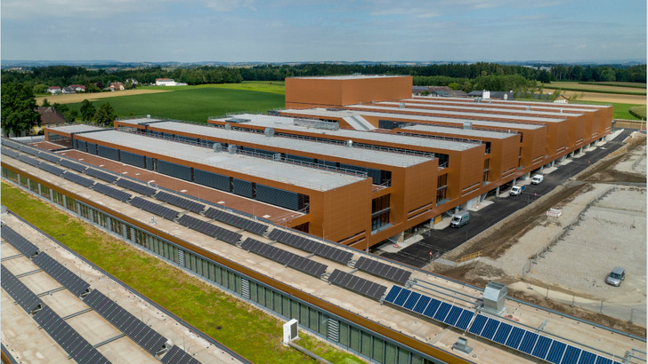 In den neuen Gebäuden in Sattledt produziert Fronius den Gewerbewechselrichter Tauro.