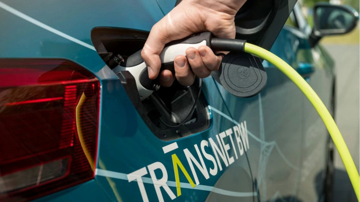 Elektroautos können virtuell zusammengeschaltet auch aktiv Systemdienstleistungen liefern. - © Transnet BW
