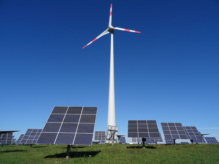 75 Milliarden Euro jährlich müssen in den nächsten Jahren in den Ausbau von Photovoltaik und Windkraft fließen. - © BWE / Sandra Majer
