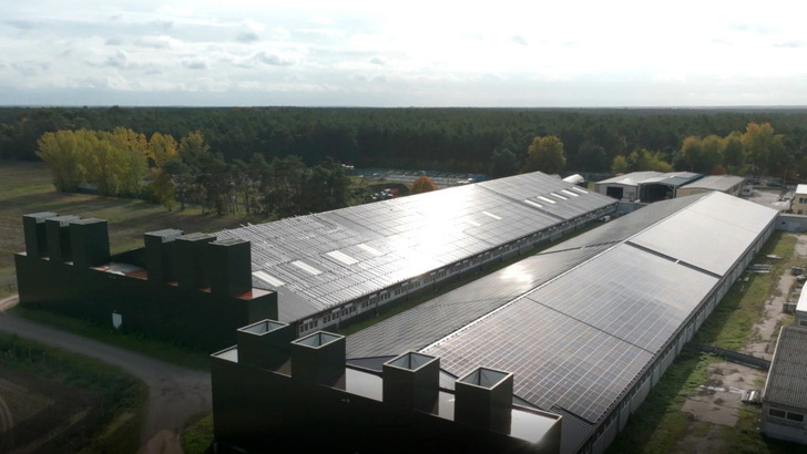 Die große Solaranlage schwebt regelrecht über der empfindlichen Dacheindeckung mit Sandwichpaneelen.