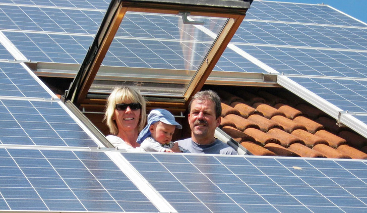 Glücklich mit der PV-Anlage: Vor allem Familien in relativ neuen Immobilien planen einen energetische Sanierung. - © Foto: Grammer Solar / R. Ettl
