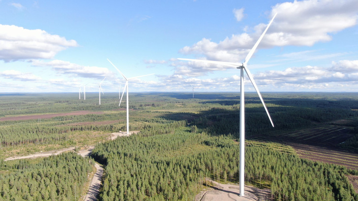 Finnischer Windpark Konttisuo: Am 4. Oktober 2022 meldete Projektierungsunternehmen Energiequelle den Netzanschluss der sieben Anlagen vom Typ N149-4.0-4.5 MW. - © energiequelle
