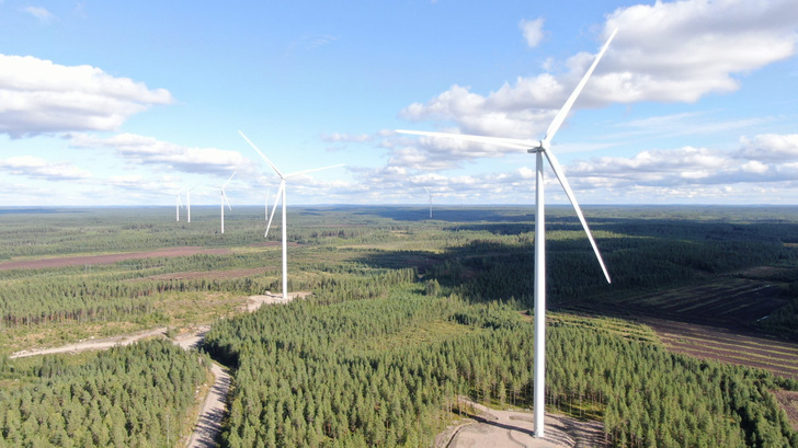 Finnischer Windpark Konttisuo: Am 4. Oktober 2022 meldete Projektierungsunternehmen Energiequelle den Netzanschluss der sieben Anlagen vom Typ N149-4.0-4.5 MW.