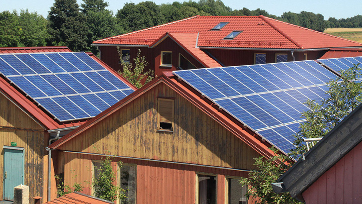 Eine Solaranlage kann die Dekarbonisierung in einem Unternehmen wesentlich voranbringen. - © BSW Solar
