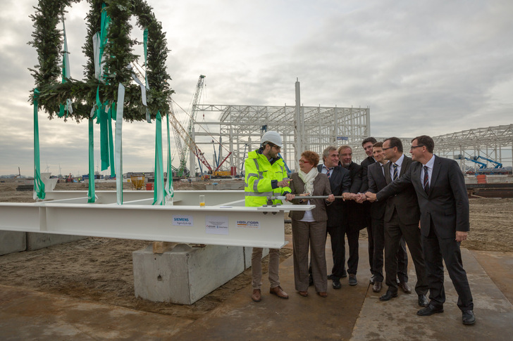 Das für den Ausbau im Meer produzierende Windturbinenunternehmen erhält bald bessere logistische Strukturen für den Umschlag – hier zu sehen beim Bau des Standorts der Siemens-Maschinenhaus-Fertigung in Cuxhaven.
