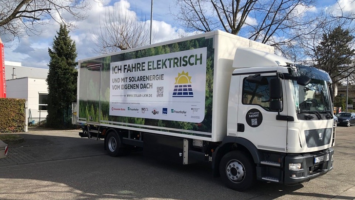 Elektro-LKW und andere Nutzfahrzeuge können mit Solarstrom Energie sparen. - © Schnitzler Werbung Freiburg
