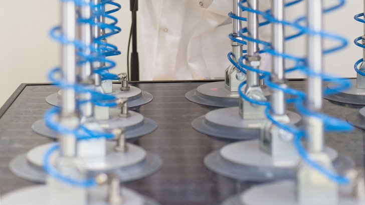 Die Produktion läuft wieder auf Hochtouren und die Verfügbarkeit von Solarmodulen ist wieder besser geworden.