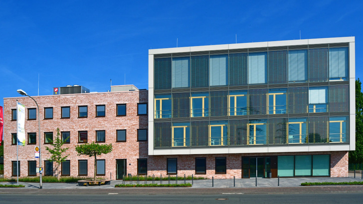 Die grünen Solarelemente korrespondieren perfekt mit dem Baukörper in Klinkeroptik. - © Mario Brand Werbefotografie
