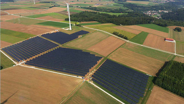 15 Megawatt leistet der neue Solarpark in Oening und ergänzt perfekt die bestehenden Windkraftanlagen. - © SENS
