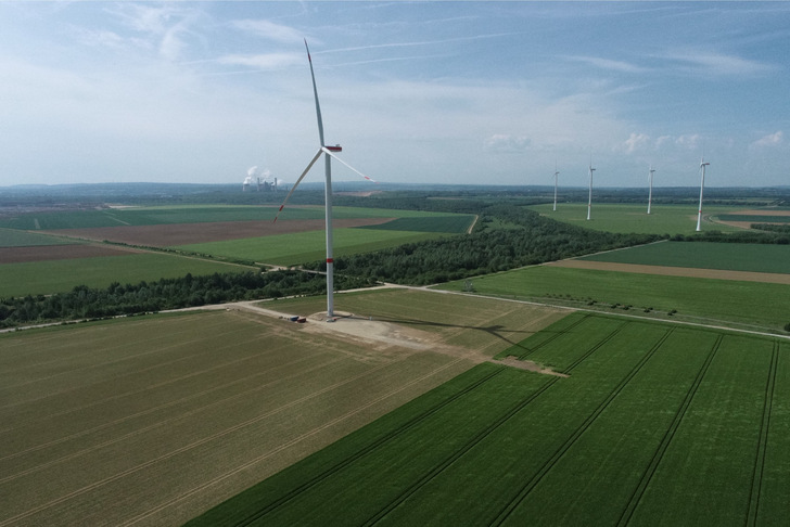 Windpark Jülich-Bourheim, projektiert von Juwi, ging im Mai 2022 mit zwei Windenergieanlagen vom Typ GE 5.3-158 auf einer ehemaligen Tagebaufläche ans Netz. - © juwi
