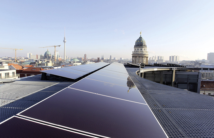 Noch werden viel zu wenige Dächer in Berlin für Photovoltaik genutzt. Das soll sich mit der Solarpflicht ändern. - © Foto: BSW Solar / Upmann
