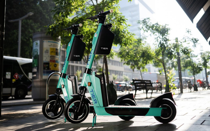 Nach ADAC-Umfragen ist nicht die umweltfreundliche Fortbewegung, sondern der ­Fahrspaß für die meisten Nutzer der Grund für die Fahrt mit dem E-Scooter. - © Foto: TIER Mobility SE
