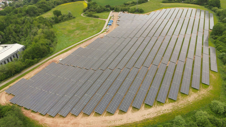 Eines der 15 Projekte, die Schoenergie bereits im Saarland errichtet hat, ist der Solarpark in Nalbach. Die neue Niederlassung soll sich aber vor allem um Dachanlagen kümmern. - © Schoenergie
 Eines der 15 Projekte, die Schoenergie bereits im Saarland errichtet hat, ist der Solarpark in Nalbach. Die neue Niederlassung soll sich aber vor allem um Dachanlagen kümmern.
