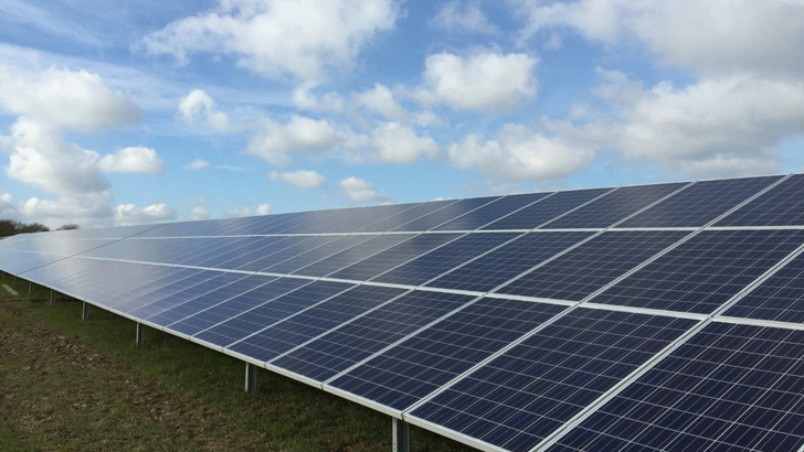 Solaranlagen sind bei institutionellen Investoren gefragt - selbst im regnerischen England. - © Baywa r.e.
