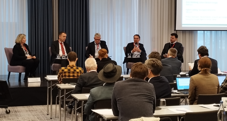 Anke Hüneburg, Leiterin Bereich Energie ZVEI, Berlin; Dirk Biermann, Geschäftsführer Märkte und Systembetrieb, 50 Hertz Transmission GmbH; Moderator Rainer Stock, 
Ingbert Liebing, Hauptgeschäftsführer VKU, Berlin, und Philipp Heilmaier, Bereichsleiter künftige Energieversorgung, Dena. 