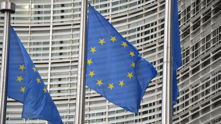Brüssel will mit neuen Regelungen den Ausbau der Ökostromversorgung beschleunigen, aber auch die Strompreise begrenzen.