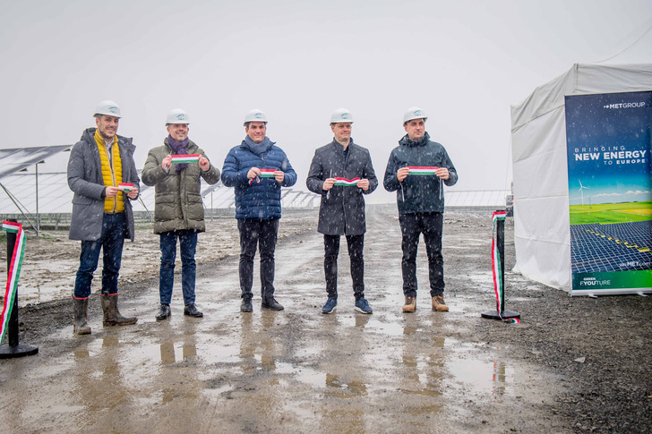 Einweihung der Solaranlagen durch die MET Group bei kaltem Wetter.