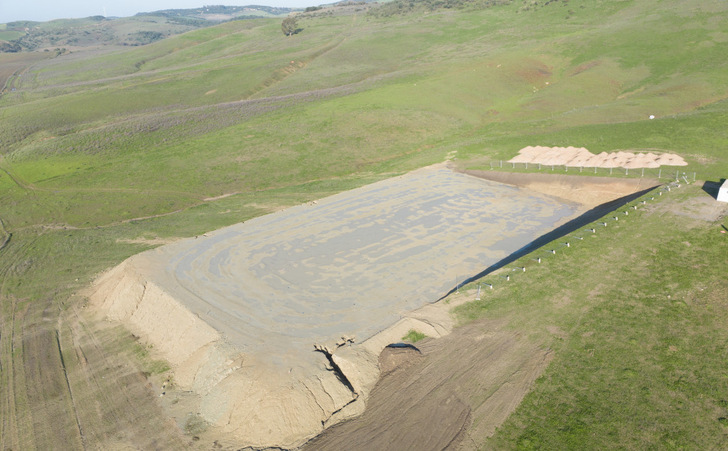 Auf dieser vorbereiteten Fläche wird der erste Solarpark des Projekts Gazules entstehen. - © RWE
