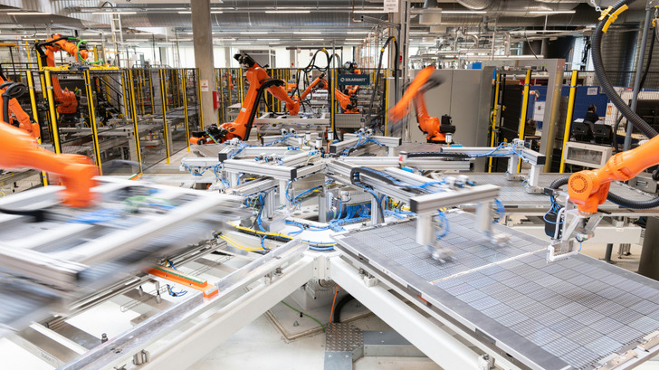 Auch die Kapazitäten für die Produktion Solarmodulen in Europa muss ausgeweitet werden. - © Solarwatt
