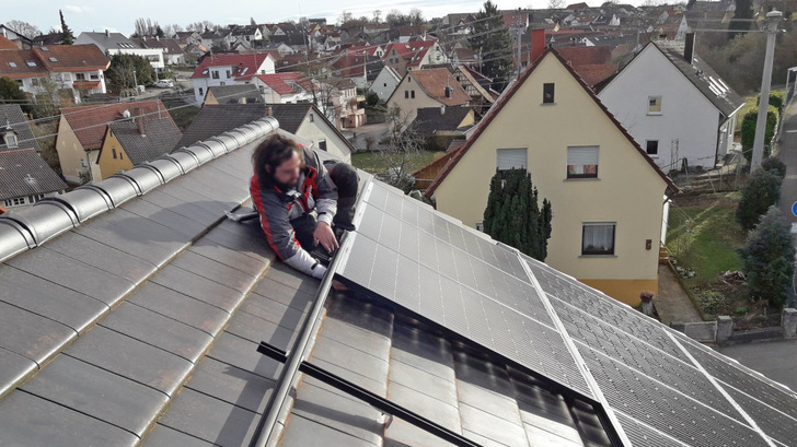 Um mehr Fachkräfte für die Installation von Solaranlagen zu bekommen, muss die Bundesregierung die Regelungen für Ausbildung und Migration vereinfachen. - © K2 Systems
 Um mehr Fachkräfte für die Installation von Solaranlagen zu bekommen, muss die Bundesregierung die Regelungen für Ausbildung und Migration vereinfachen.