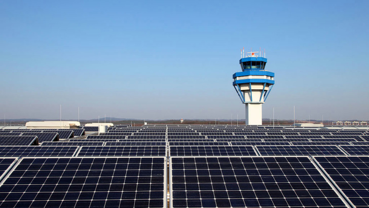 Die Flughafengesellschaft wird den Solarstrom direkt vor Ort in den eigenen Gebäuden nutzen.