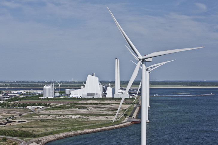 Kraftwerk Avedøre mit dem Nearshore-Windpark Avedøre Holme aus drei Siemens-Anlagen: 120 Meter Rotordurchmesser, 3,6 Megawatt Nennleistung  - © Ørsted
