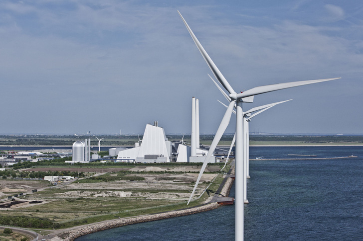 Kraftwerk Avedøre mit dem Nearshore-Windpark Avedøre Holme aus drei Siemens-Anlagen: 120 Meter Rotordurchmesser, 3,6 Megawatt Nennleistung 