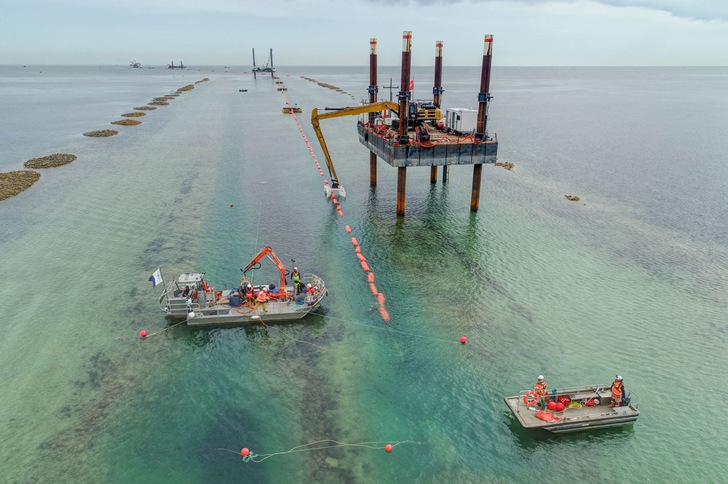 Verlegung der Unterwasser-Exportkabel zwischen Netz an Land und dem französischen Offshore-Windkraft-Entwicklungsfeld Calvados