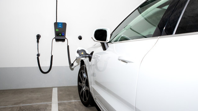 Clevere Ladelösungen in Verbindung mit selbst produziertem Solarstrom erleichtern den Unternehmen den Umstieg aufs E-Auto. - © Vattenfall
