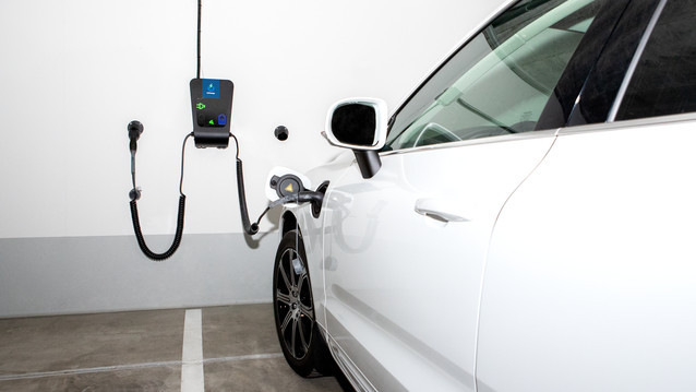Clevere Ladelösungen in Verbindung mit selbst produziertem Solarstrom erleichtern den Unternehmen den Umstieg aufs E-Auto.