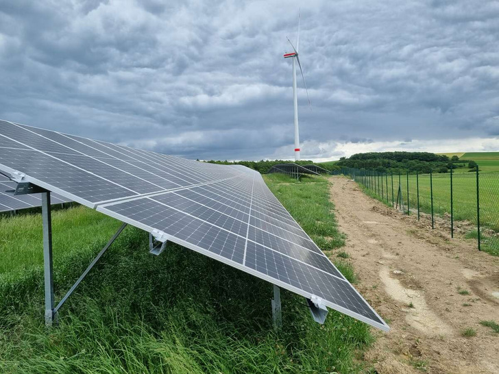 Erneuerbaren-Anlagen-Park der DEW21 in Einöllen (Rheinland-Pfalz) mit Windenergie und Photovoltaik