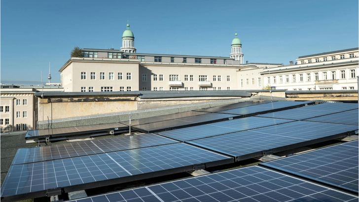 Wie hier auf dem Dach des Händel-Gymnasiums in Friedrichshain werden die Stadtwerke auch auf dem Archenhold-Gymnasium in Niederschöneweide eine Solaranlage bauen.